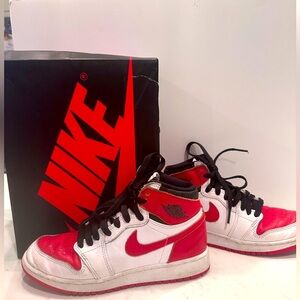 Air Jordan 1 Retro High OG grade school SZ 4.5Y   white/university red/black